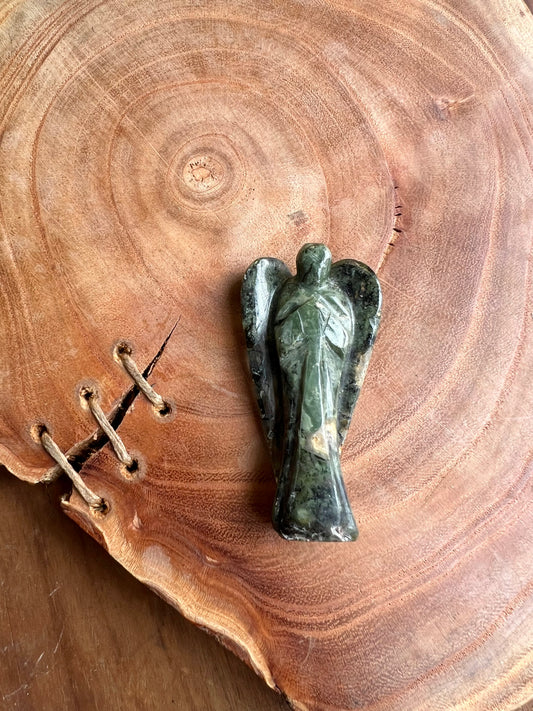 Epidot Pocket Angel (2 inch)